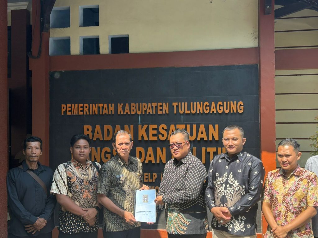 Perwakilan PSHT Cabang Tulungagung Rahmat Putra Perdana, S. Pd Serahkan Berkas ke BakesbangPol